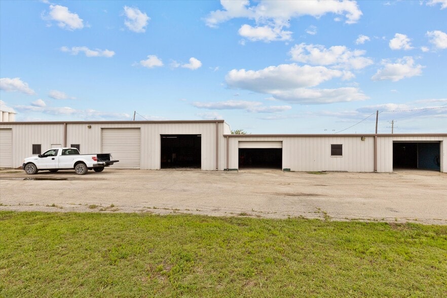 More Photos Of 2305 N Main St, Cleburne Flex For Sale