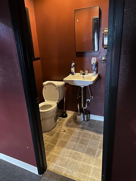 More Photos Of 2218 NW 21st Ave, Portland Warehouse For Lease