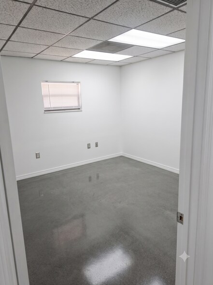 More Photos Of 3804 SE Lake Weir Ave, Ocala Flex For Lease