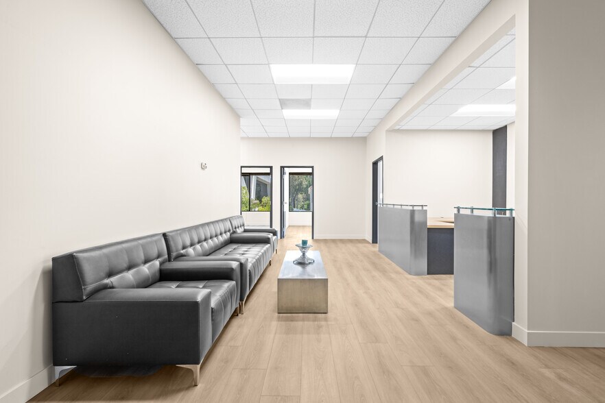 More Photos Of 24011 Ventura Blvd, Calabasas Medical For Lease