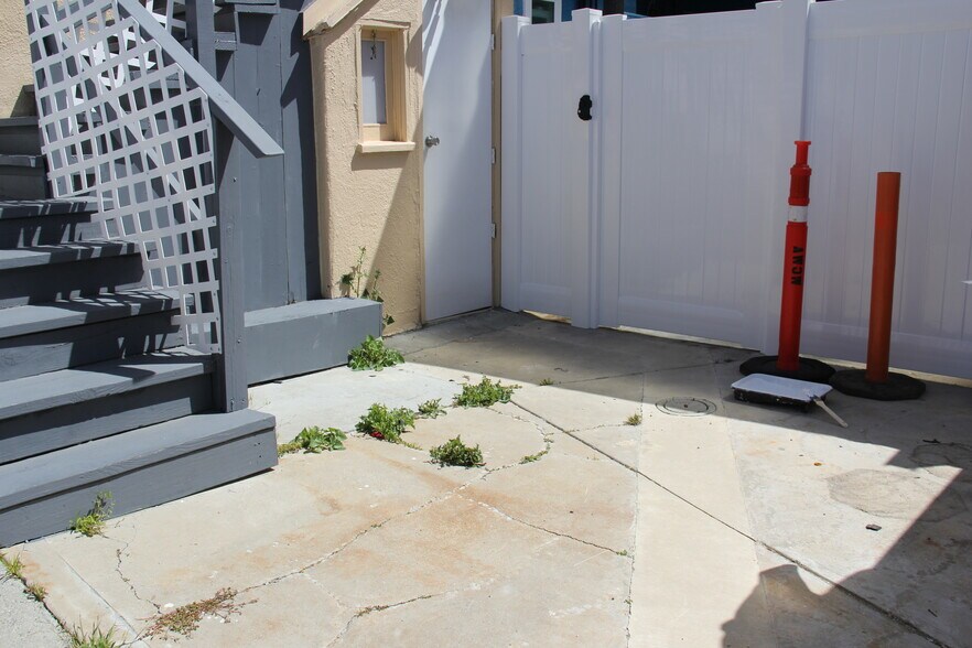 More Photos Of 2016-2020 E Main St, Ventura Storefront Retail Office For Sale