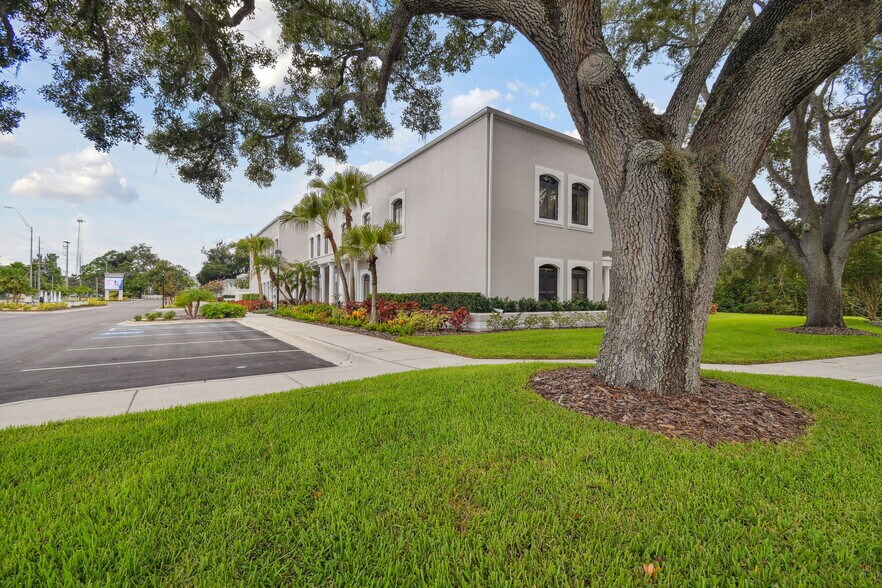 More Photos Of 15436 N Florida Ave, Tampa Unknown For Lease