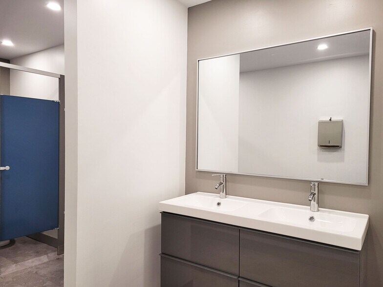 More Photos Of 1680-1690 Woodward Dr, Ottawa Office For Lease