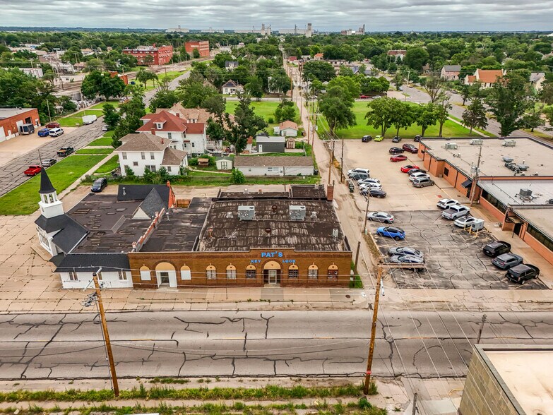More Photos Of 110 N Poplar St, Hutchinson Warehouse For Sale