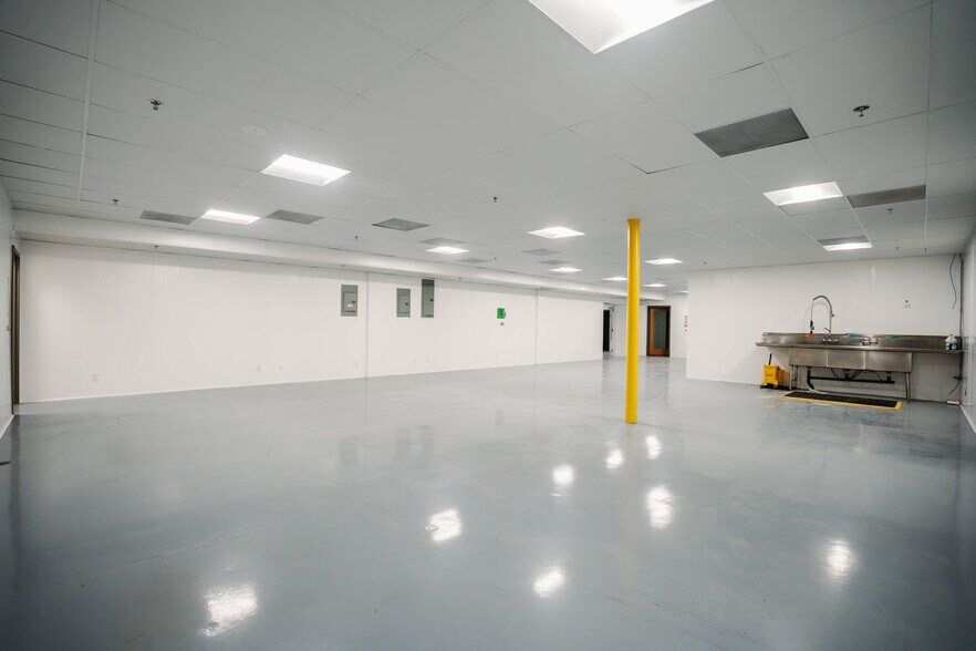 More Photos Of 42650 Melanie Pl, Palm Desert Loft Creative Space For Lease