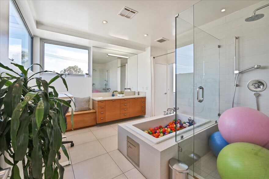 More Photos Of 1319 Abbot Kinney Blvd, Venice Loft Creative Space For Lease