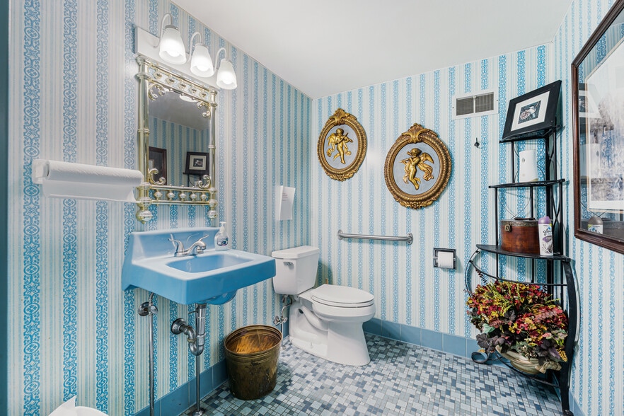 More Photos Of 811 Oregon St, Oshkosh Restaurant For Sale