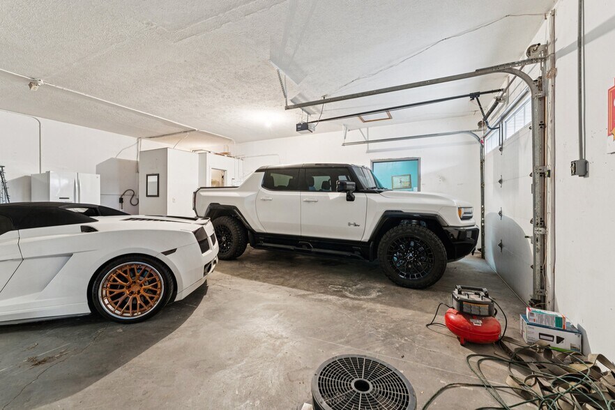 More Photos Of 630 W Elkhorn St, Arlington Freestanding For Sale