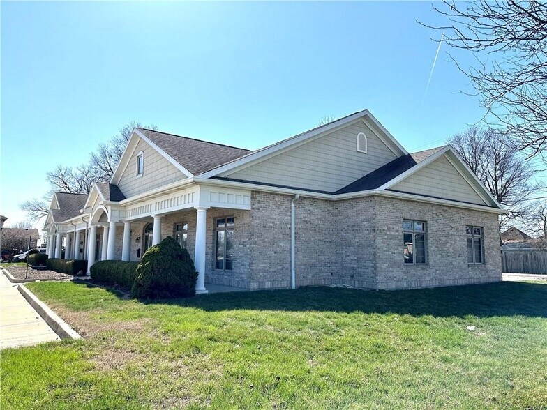 More Photos Of 909-921 Lake Land Blvd, Mattoon Office For Sale