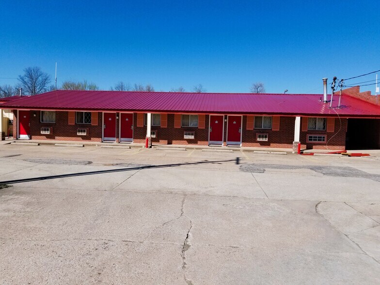 More Photos Of 1617 N Summit St, Arkansas City Hotel For Sale
