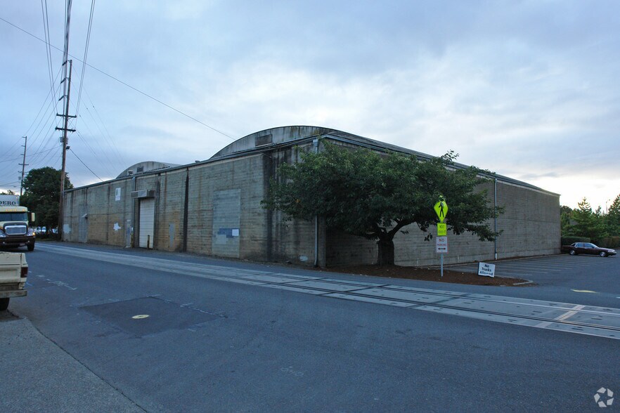 More Photos Of 1100 Front St NE, Salem Distribution For Sale
