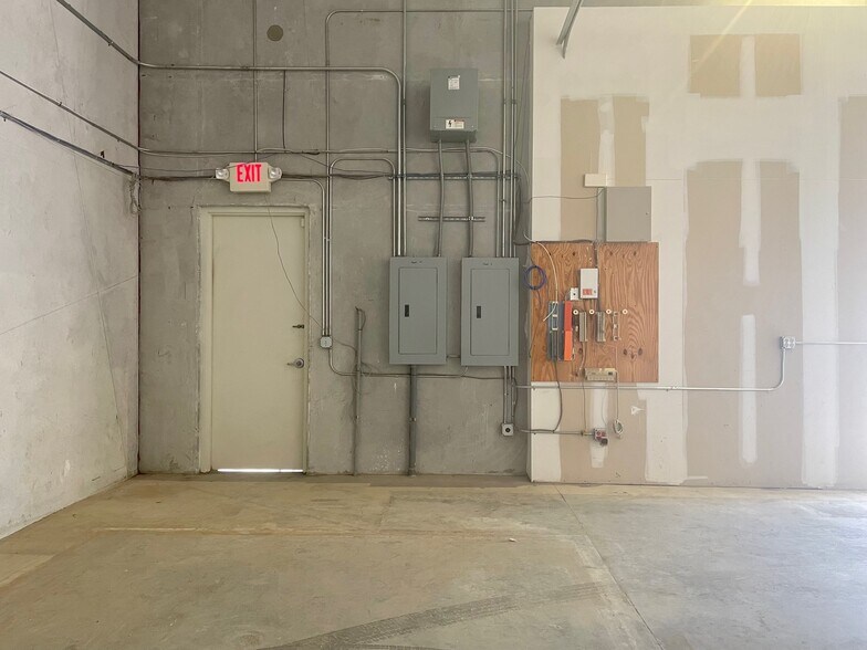 More Photos Of 4350-4380 Oakes Rd, Davie Unknown For Lease