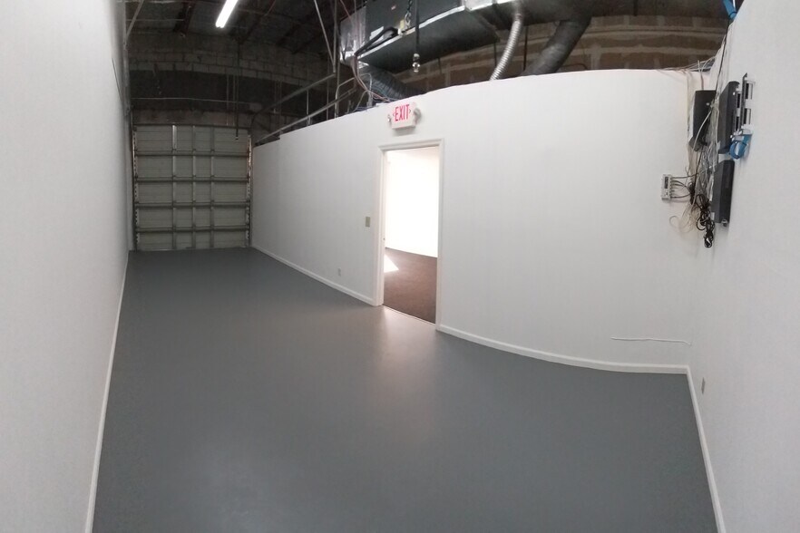 More Photos Of 11320 Fortune Cir, Wellington Warehouse For Lease