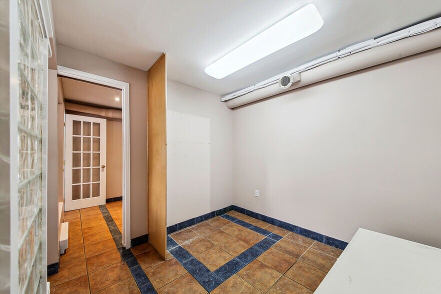 More Photos Of 150 Rue Jarry E, Montréal Storefront Retail Office For Lease