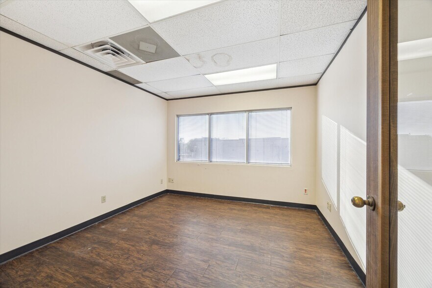 More Photos Of 17041 El Camino Real, Houston Office Residential For Sale