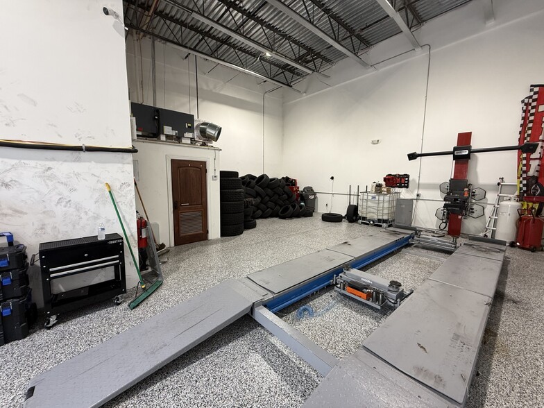 More Photos Of 12801 Commerce Lakes Dr, Fort Myers Light Distribution For Sale