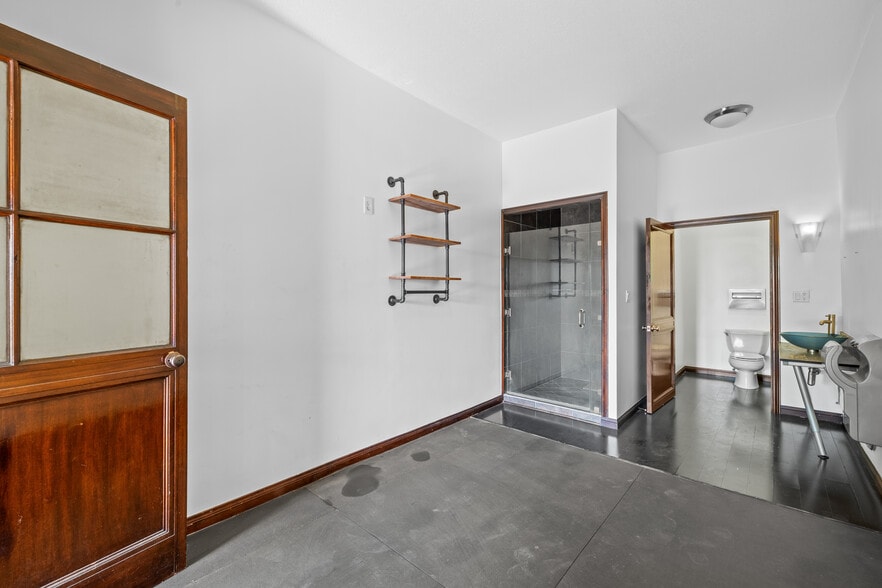 More Photos Of 1931 Bay St, Los Angeles Showroom For Lease