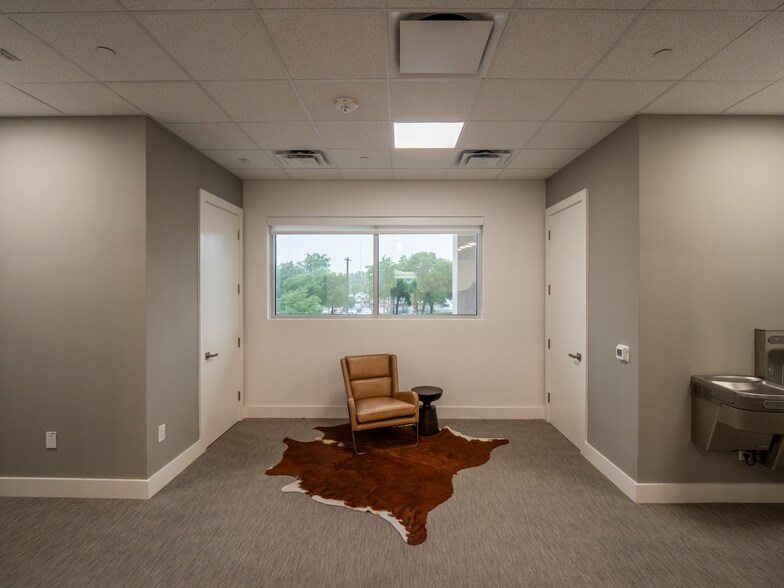 More Photos Of 10721 Research Blvd, Austin Storefront Retail Office For Lease