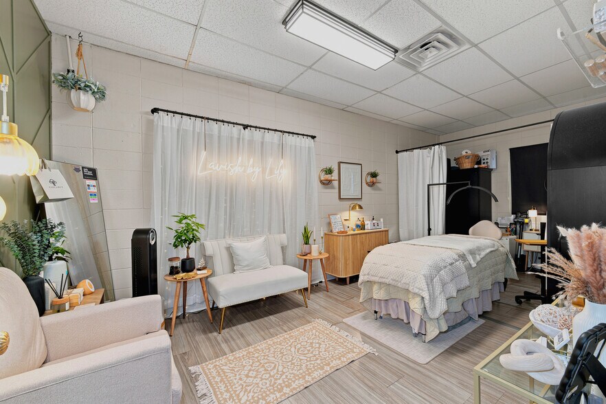More Photos Of 20 Town Sq, Greenwood Health Club For Sale
