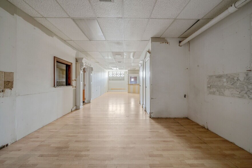 More Photos Of 111 Madison Ave, Hempstead Warehouse For Lease