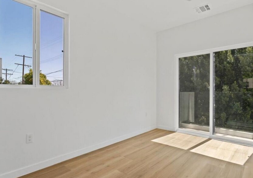 More Photos Of 5526 Blackwelder St, Los Angeles Apartments For Sale