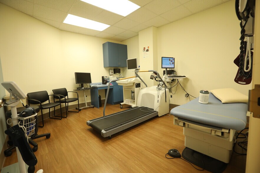 More Photos Of 211-20 Union Tpke, Oakland Gardens General Retail For Lease