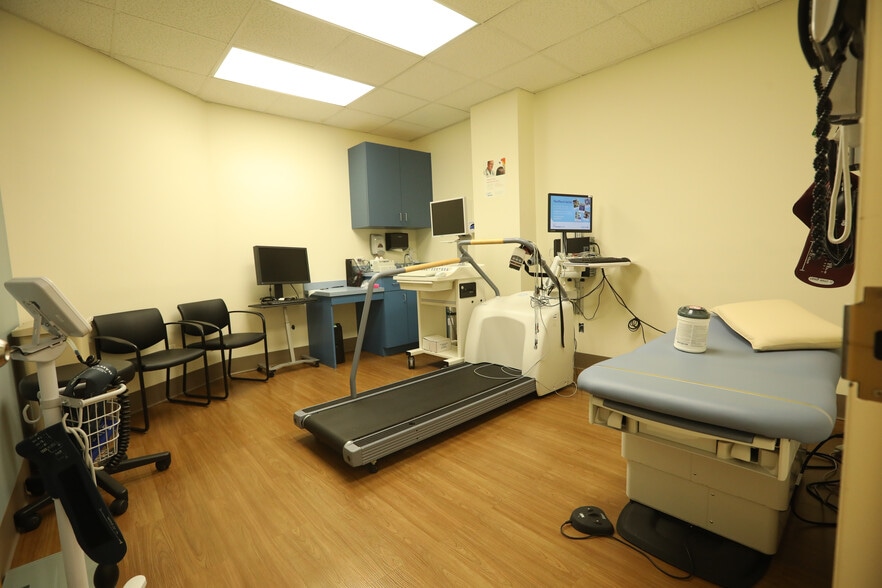 More Photos Of 211-20 Union Tpke, Oakland Gardens Medical For Lease