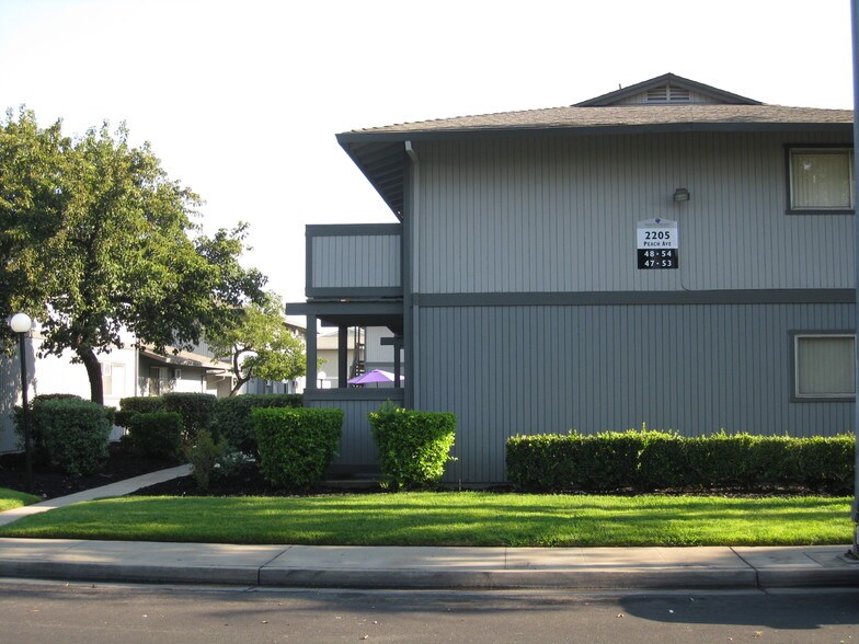More Photos Of 2205 Peach Ave, Clovis Apartments For Sale