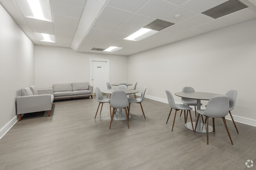 More Photos Of 15 Spinning Wheel Rd, Hinsdale Unknown For Lease