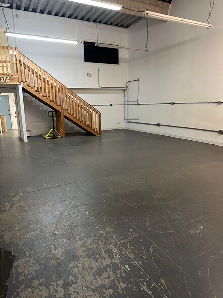More Photos Of 3 Robinson Rd, Bow Light Distribution For Lease