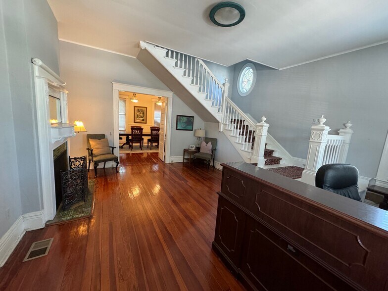 More Photos Of 210 Platt St W, Tampa Coworking Space