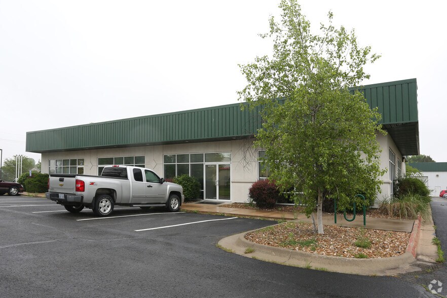 More Photos Of 450 N Iowa St, Lawrence Flex For Lease