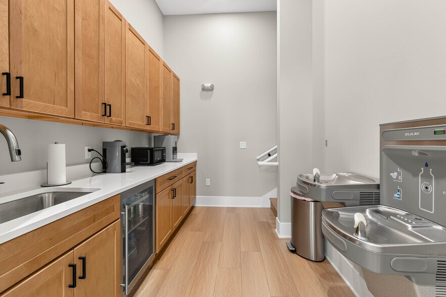 More Photos Of 3607 NE Otterview Cir, Ankeny Office For Sale