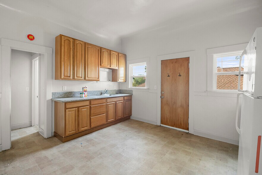 More Photos Of 322 Athol Ave, Oakland Multifamily For Sale