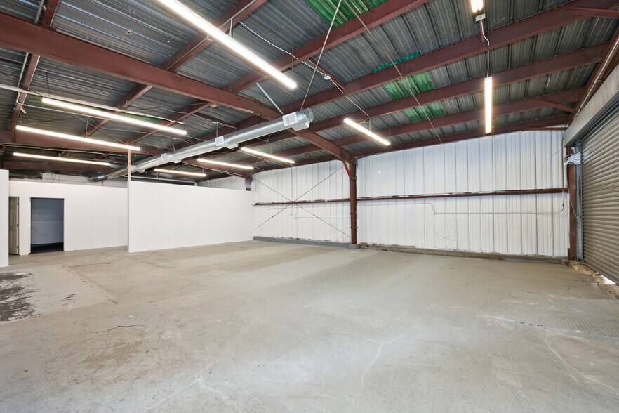 More Photos Of 3921 W Jefferson Blvd, Los Angeles Flex For Lease