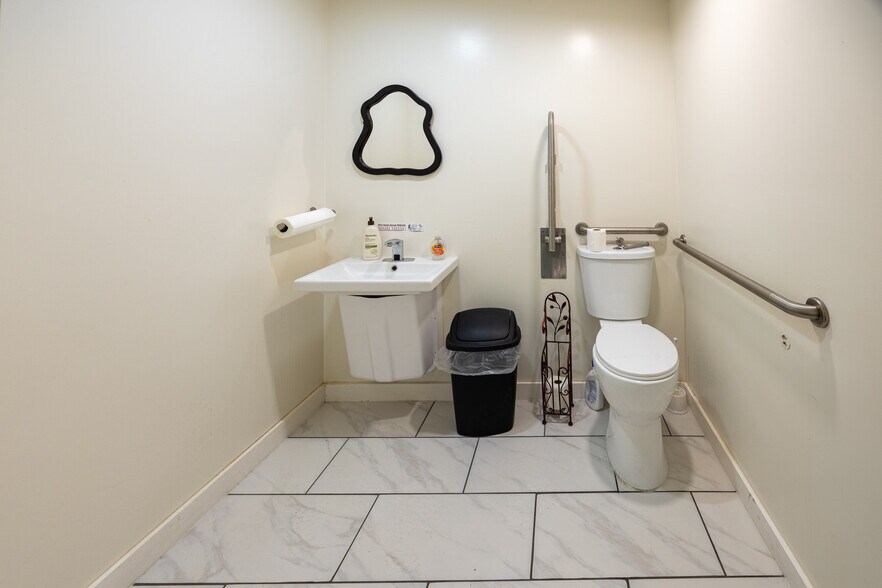 More Photos Of 4053 Hwy E, Oak Ridge Storefront For Sale