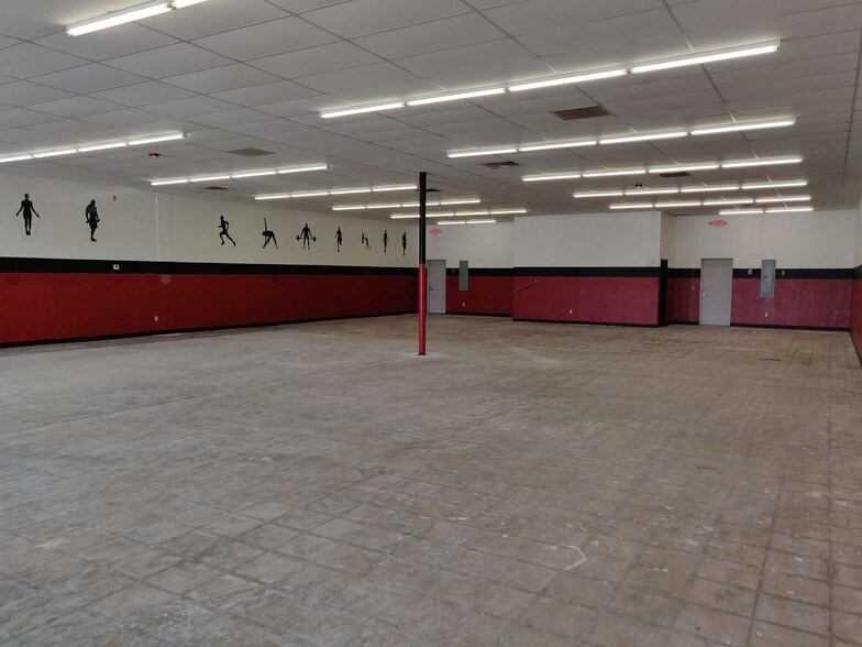 More Photos Of 2426 N Hawkins, Choctaw Freestanding For Lease