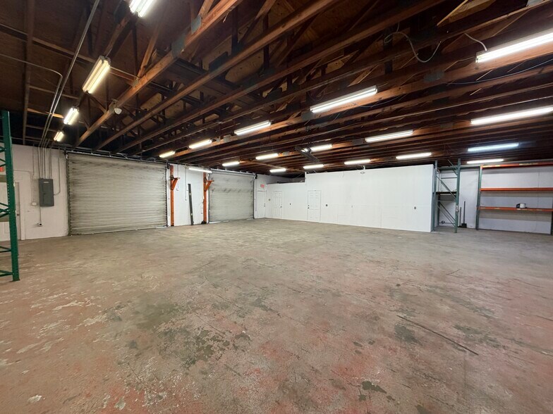 More Photos Of 1412-1414 Viscaya Pky, Cape Coral Warehouse For Lease