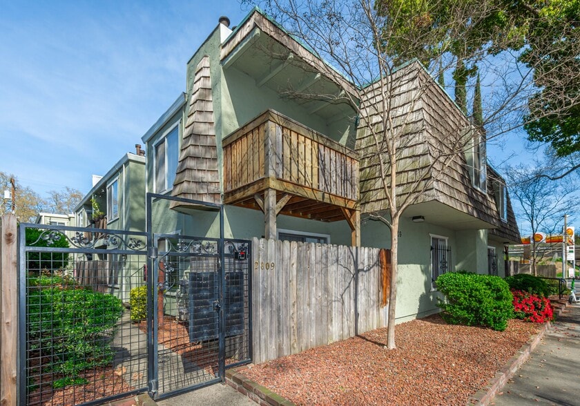 More Photos Of 2809-2815 H St, Sacramento Apartments For Sale