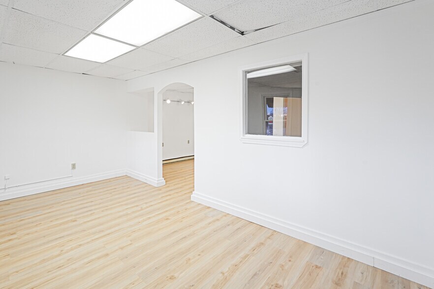 More Photos Of 32 Worcester Rd, Charlton Storefront Retail Residential For Lease