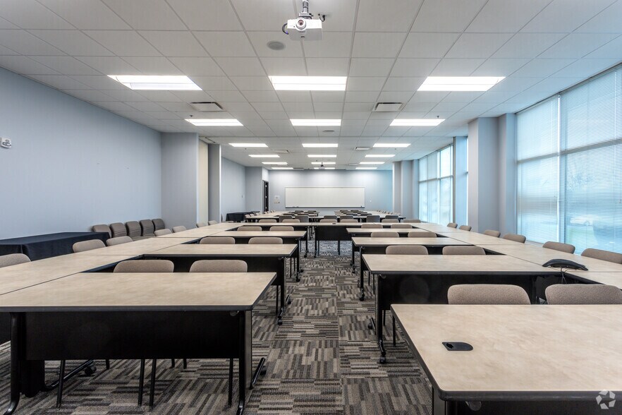 More Photos Of 3701 Arco Corporate Dr, Charlotte Office Residential For Lease