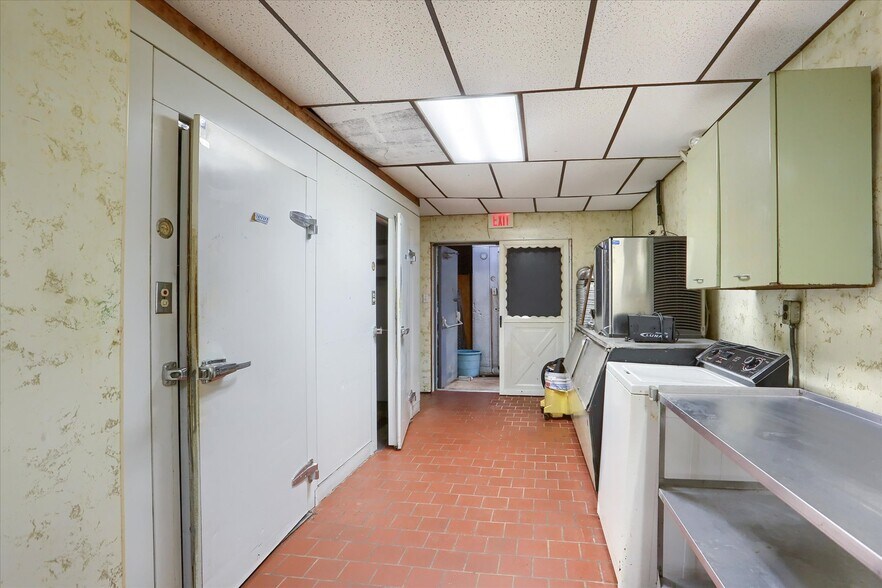 More Photos Of 145 Chamberlaine Ave, Pottsville Flex For Sale
