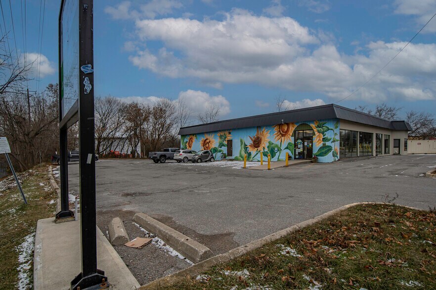 More Photos Of 904 Water St, Peterborough Freestanding For Lease