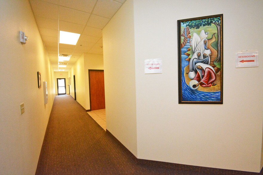 More Photos Of 8955 South Fwy, Houston Schools For Lease