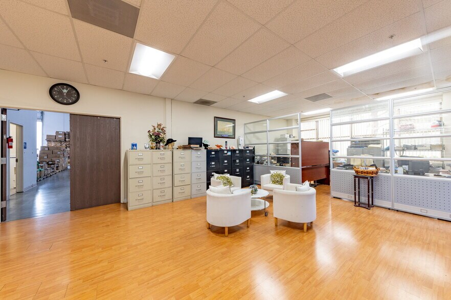 More Photos Of 19827 Hamilton Ave, Torrance Warehouse For Lease