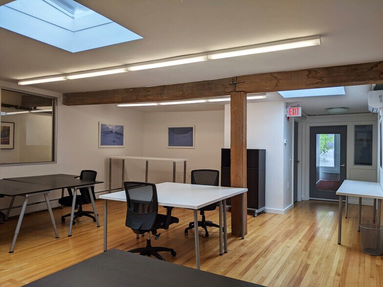 More Photos Of 9 1/2 Market St, Northampton Storefront Retail Office For Lease