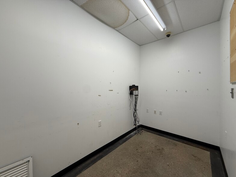 More Photos Of 504 N EE Wallace Blvd, Ferriday Storefront For Sale