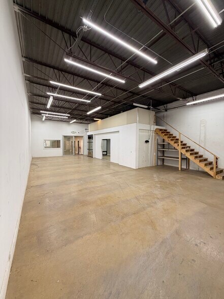 More Photos Of 10501-10537 King William Dr, Dallas Warehouse For Lease