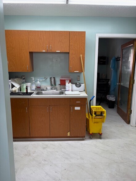 More Photos Of 8650 W 95th St, Overland Park Medical For Lease