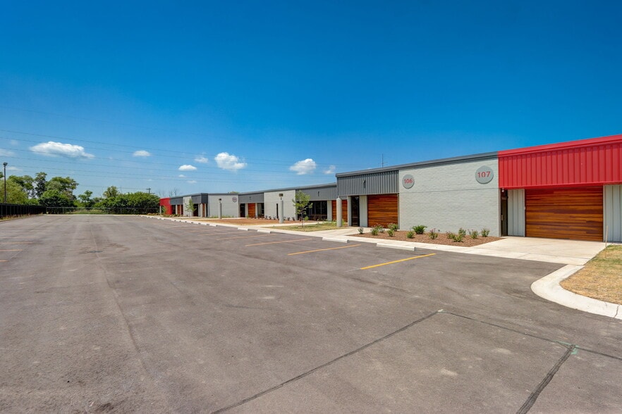 More Photos Of 8949 N Deerbrook Trl, Brown Deer Flex For Sale